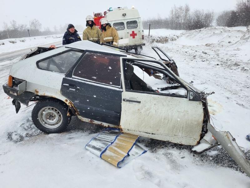 В Самарской области в ДТП с грузовиком и легковушкой пострадали два человека