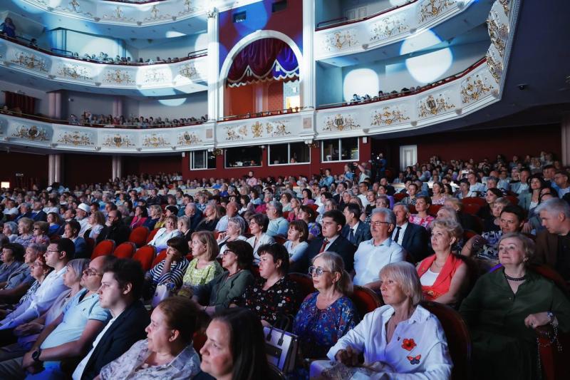 Губернатор Вячеслав Федорищев поздравил медицинских работников области с предстоящим профессиональным праздником