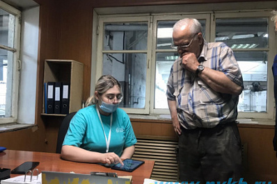 Волонтеры Новокуйбышевска помогают пенсионерам принять участие в голосовании за объекты благоустройства