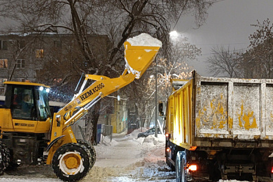 В Самаре расчистили от снега и льда тротуар на Аэродромной