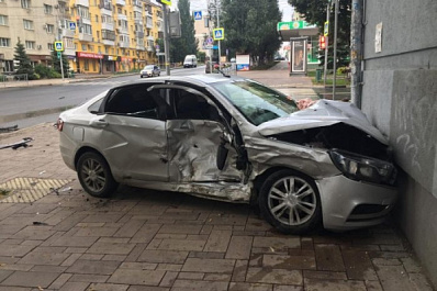 В Самаре "Веста" проехала на красный и влетела в KIA