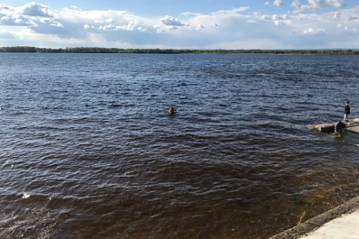 В Самаре смелая девушка открыла купальный сезон