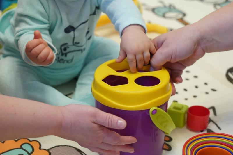 Россиянам рассказали, какие положены льготы при усыновлении ребенка