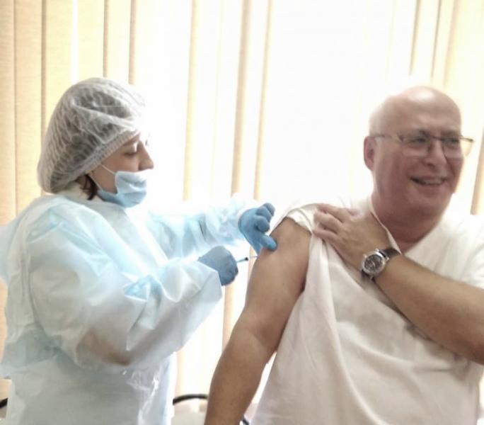 Главврач областной детской инфекционной больницы привился от коронавируса