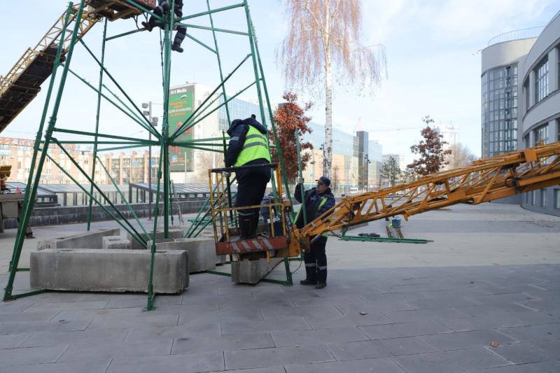 В Самаре у Третьяковской галереи ставят 16-метровую елку