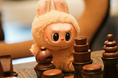 Эксперты: почему игрушка Лабубу далеко не безобидна