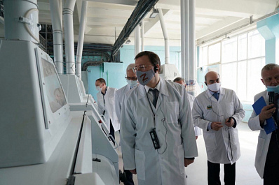 "Чтобы хлеб на столе жителей Самарской области был всегда": Дмитрий Азаров оценил элеваторно-мельничный комплекс "ЖИТО"