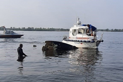 В Самаре продолжаются поиски четвертого мужчины с затонувшего на Волге катера