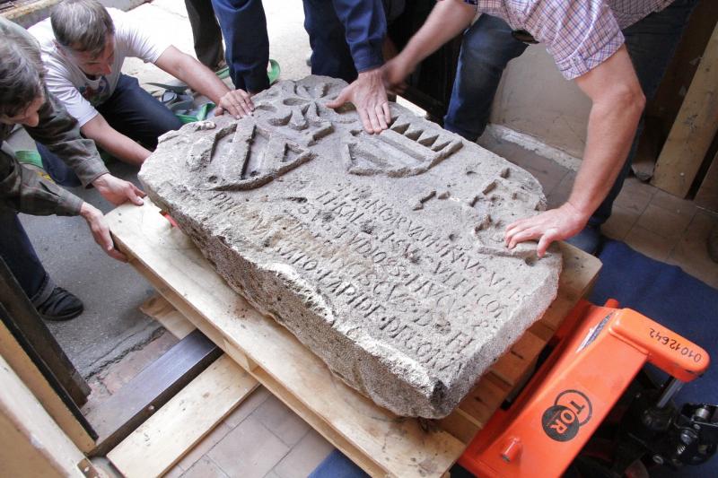 В музей Алабина передали плиту XV века из Шигонского района