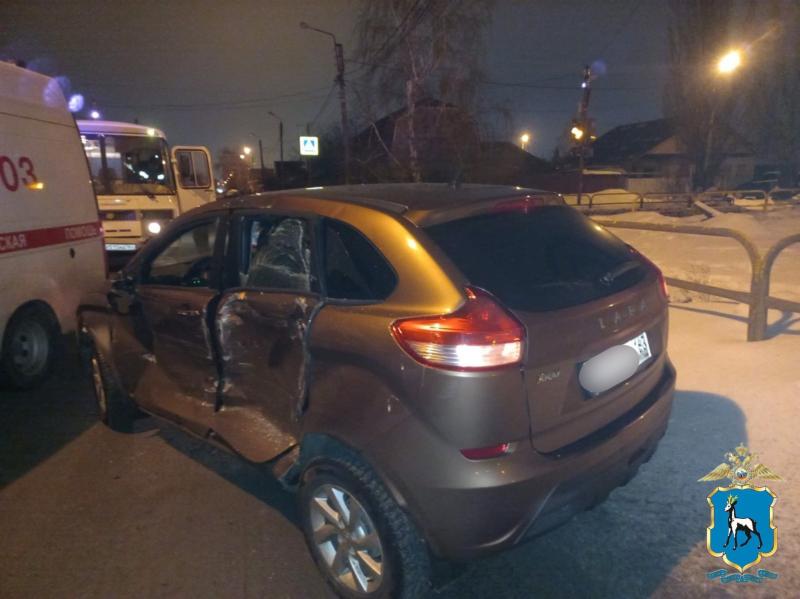 В Тольятти женщина на LADA X-Ray въехала в автобус