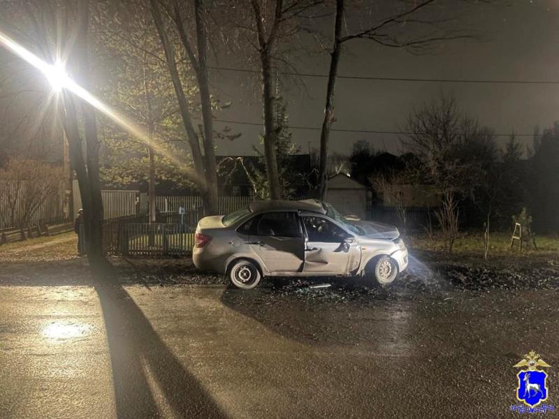 В Самаре 21-летний мужчина на "Гранте" врезался в дерево