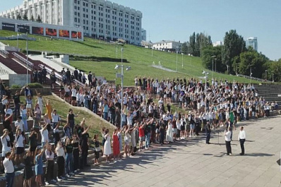 Самарцы на площади Славы исполнили песню "Аист на крыше"