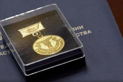 Дмитрий Азаров наградил 20 представителей сферы культуры и искусства региона