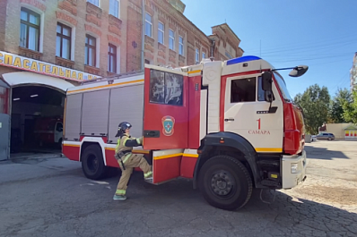 Носят на себе до 50 кг и не здороваются за руку: как выглядит один день из жизни самарских пожарных