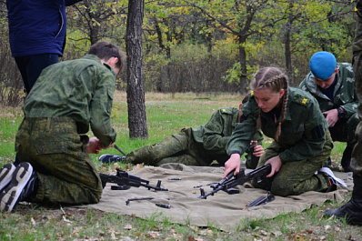Курсанты военно-патриотических клубов преодолели полосу препятствий и совершили марш-бросок в Богатом