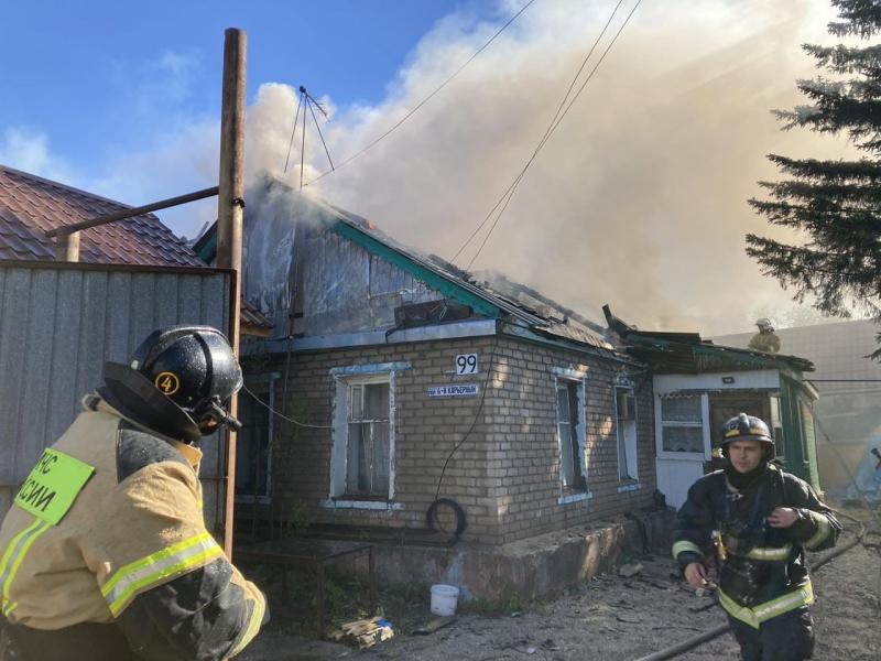 Пожар ликвидирован: в Самаре на 6-м Карьерном переулке частный дом тушили 90 человек