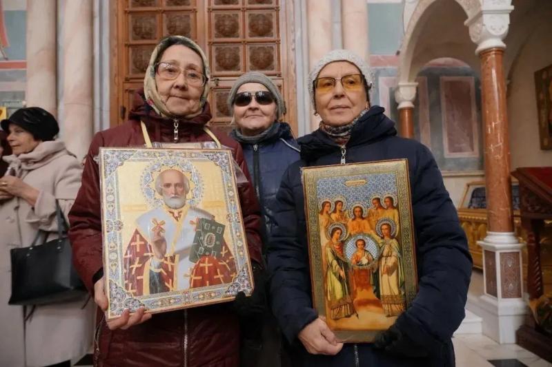 Губернатор Вячеслав Федорищев принял участие в крестном ходе в Самаре