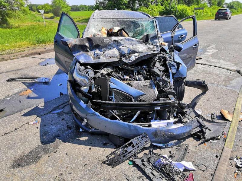 У села Приволжье легковая машина влетела в фургон с продуктами