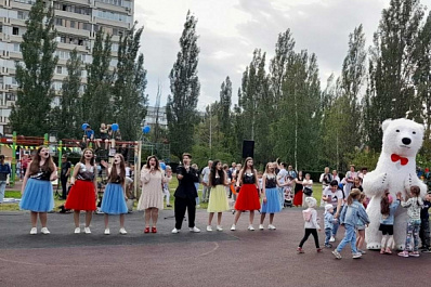 Для жителей Тольятти устроили уличный праздник с викторинами и спектаклем