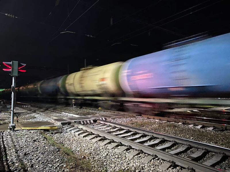 В Самарской области локомотив грузового поезда сошел с рельсов