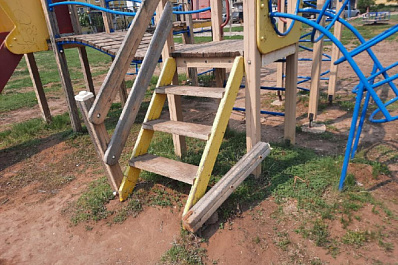 В Отрадном прокуратура нашла опасную детскую площадку