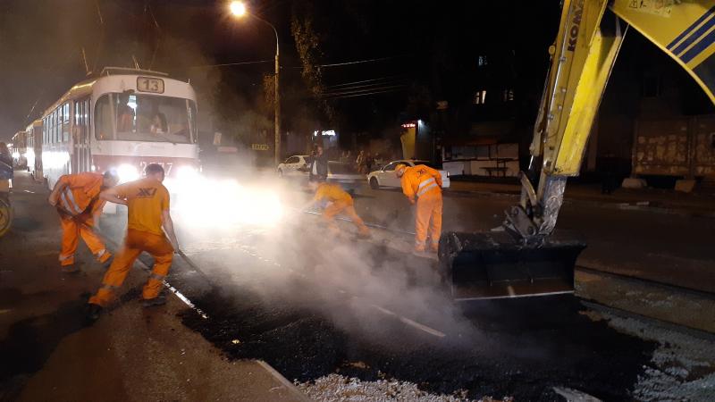 В Самаре на улице Победы ремонтируют асфальтовое полотно трамвайных путей