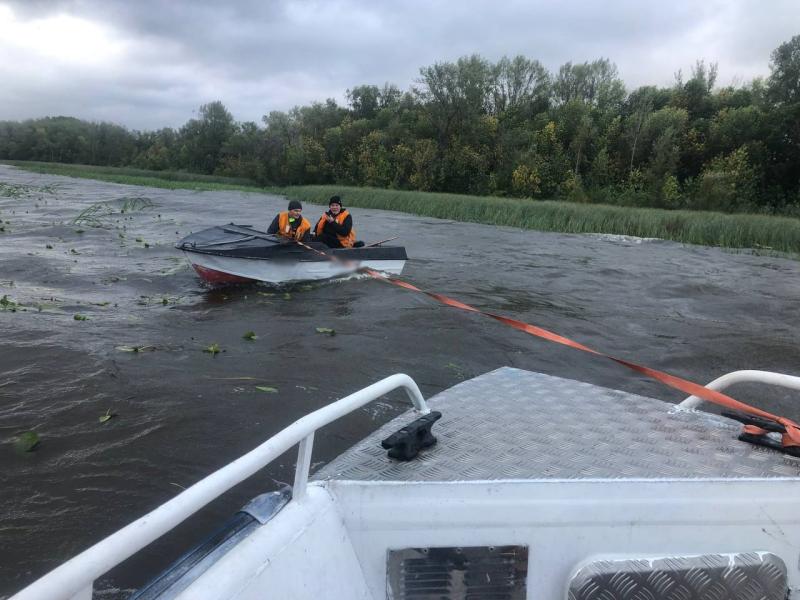 Самарцев на лодке унесло в камыши от сильного ветра
