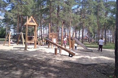 В Кинеле в парке "Сосновый бор" появилась детская площадка из натурального дерева 
