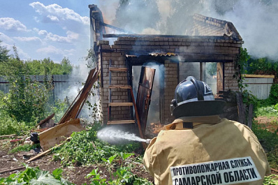 В Самарской области 15 июля вспыхнул дачный домик 