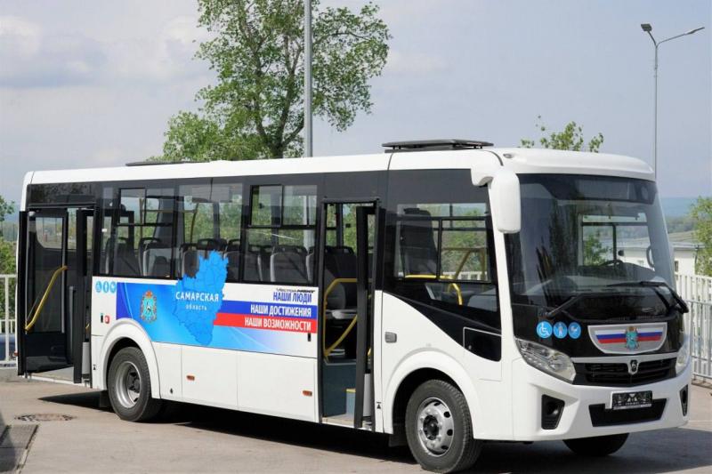 Губернатор Дмитрий Азаров передал пассажирским предприятиям Похвистнева, Похвистневского района и Отрадного ключи от новых автобусов