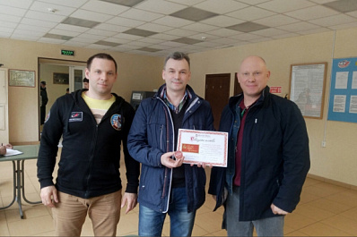 Сибирский "Левша" подарил космонавтам микрочервонцы