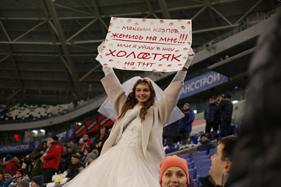 Невеста с плакатом на матче "Крыльев Советов" оказалась подставной