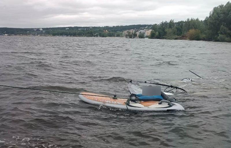 В Тольятти 28 июня виндсерфер застрял посреди Волги со сломанной мачтой