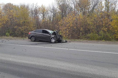 В лобовом столкновении Hyundai Solaris и грузовика в Волжском районе погиб ребенок