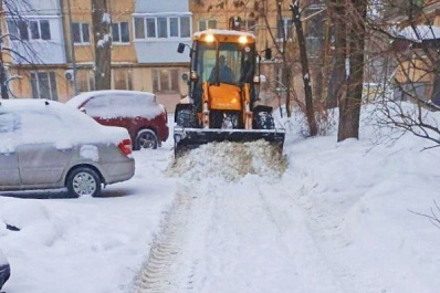 В Самарской области дороги расчищают от снега больше 300 спецмашин