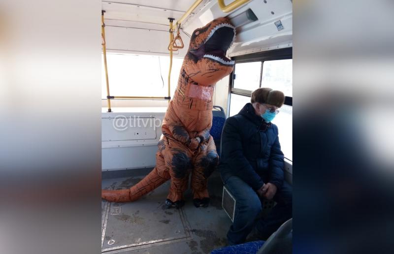 В Тольятти в троллейбусе заметили рыжего динозавра