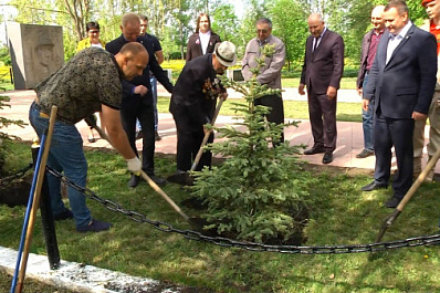 В Безенчукском районе высадили ели возле мемориала павшим в годы ВОВ сотрудникам НИИ