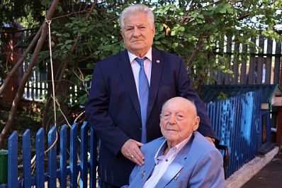Геннадий Котельников поздравил с 95-летием Максима Оводенко
