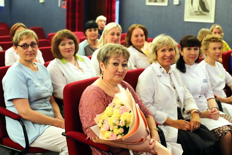 Сотрудники тольяттинского завода поздравили медиков с профессиональным праздником