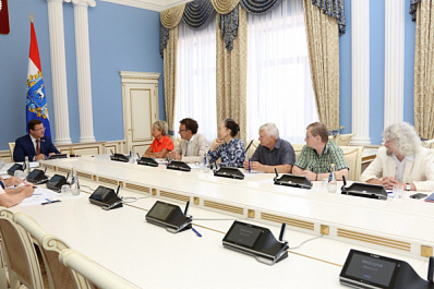 Дмитрий Азаров провел встречу с представителями творческих союзов