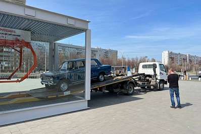 "Копейку" из разбитого в Тольятти павильона отвезли в клуб любителей ретроавтомобилей