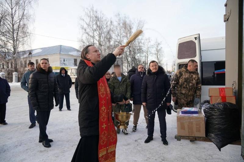 Губернатор Дмитрий Азаров вместе с жителями Жигулевска отправил гуманитарный груз в зону СВО