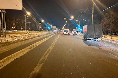 В Тольятти колеса грузовика отлетели в пешехода на остановке