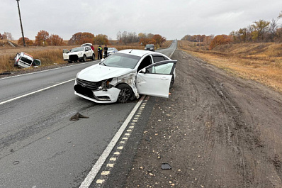 В Самарской области 13 октября три человека попали в больницу после ДТП с "Ларгусом" и "Вестой"