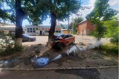 Пострадал ребенок: в Самаре Kia Rio протаранила дерево