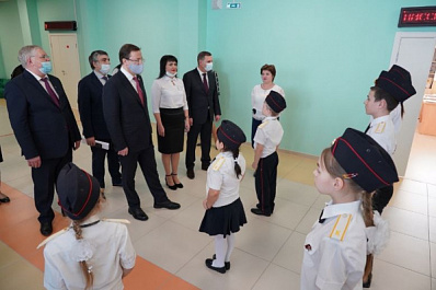 В Приволжье губернатор проверил качество реконструкции нового корпуса местной школы