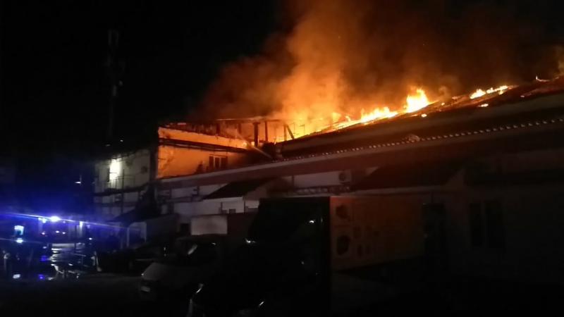 В Самаре 4 часа тушили пожар в административном здании на улице Чернореченской