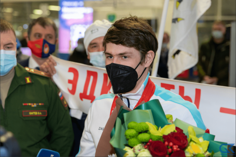 "Камышлинский буйвол" вернулся в Самару: поздней ночью болельщики встретили в аэропорту Эдуарда Латыпова