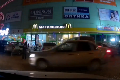 Видео: в Тольятти ребенка чуть не переехала машина