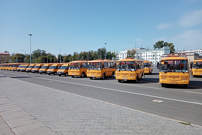 Дмитрий Азаров вручил 69 автобусов школам Самарской области